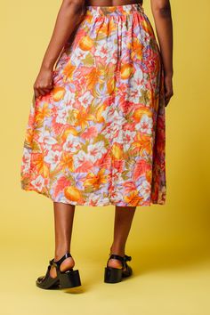 This vintage maxi floral skirt is super cute! Pair with a short or longsleeve blouse for a casual, girly look! Size + Care- Size: S- Waist: 26in- Hips: 36in- Length: 26in- Origin: N/A- Brand: N/A- Material: 100% Cotton- Care: Machine Wash Cold Maxi Floral Skirt, Highwaist Skirt, Denim Bows, Floral Maxi Skirt, Japanese Street Fashion, Feminine Outfit, 80s Fashion, Acid Wash, Vintage Floral