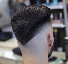 V Images, V Shaped Haircut, Top Haircuts For Men, Mens Hairstyles Thick Hair, Cool Mens Haircuts, Undercut Pompadour, Disconnected Undercut