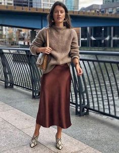 Silk Skirt Outfit, Skirt Outfit Fall, Satin Skirt Outfit, Outfit Elegantes, Midi Skirt Outfit, Skirt Outfit, 가을 패션, Silk Skirt