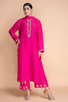 Pearl Dupatta, Pink Dress Design, Fuchsia Outfit, Embroidered Trousers, Fashion Dress Up Games, Pakistani Formal Dresses, Punjabi Outfits, Long Kurti Designs, Dress Design Patterns