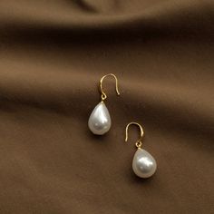 This pair of Teardrop Pearl earrings is the perfect gift for her! Created from freshwater pearl, these elegant drop earrings are perfect for a bridal or wedding jewelry set. Capturing the beauty of a timeless classic, these earrings will be cherished for years to come. 👌 M A T E R I A L • S925 Sterling Silver niddle• Teardrop Freshwater Pearl• This product is hypoallergenic (nickel free) and tarnish resistantv 📏 S I Z E SMALL SIZE:• Teardrop pearl diameter: 6.5mm - 7.5mm (0.26 inch to 0.30 inc Pearl Drop Earrings Gold Simple, Simple Pearl Drop Earrings, Pearl Droplet Earrings, Tear Drop Pearl Earrings, Pearl Earring Ideas, Hypoallergenic Pearl Earrings, Hypoallergenic Drop Earrings, October Jewelry, Pearl Teardrop Earrings