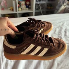 Worn Like Twice! Comes With Box I’m Typically A Size 5-5/5 And This Fits Just A Bit Tight Cute Sporty Shoes, Adidas Shoes Brown, Adidas Sporty And Rich, Rich Shoes, Wishlist Shoes, Cute Running Shoes, Brown Adidas, Shoes Aesthetic, Shoe Wishlist