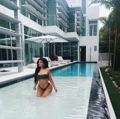 Mansão alugada por Kylie Jenner (Foto: Reprodução) Kylie Jenner Pool, Moda Kylie Jenner, Kylie Jenner Body, Kylie Jenner Fotos, Look Kylie Jenner, Modern Miami, Looks Kylie Jenner, Trajes Kylie Jenner, Estilo Kylie Jenner