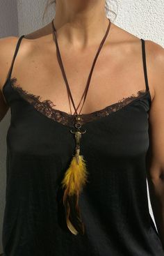 Feather Long Necklace, Boho Jewelry, Bohemian Jewelry, Head Skull Necklace, Feather Choker, Hippie Necklace, necklace for women, Bronze Necklace. Unique and original feather long necklace reproduced in limited quantity, so you could be sure you will wear an exclusive necklace. It is perfect to show off in day or night time, and on any occasion ( business, party, beach, dinner...) This boho jewelry piece is made of high quality genuine cow leather, two feathers, a head skull metal pendant and bea Feather Necklace Diy, Feather Jewelry Necklace, Bohemian Jewelry Diy, Necklace Feather, Collar Hippie, Head Skull, Beach Dinner, Long Necklace Boho, Business Party