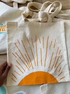 Toad Bag Painting, Diy Summer Tote Bag, Tote Bag Craft Ideas, Diy Tote Bag Painting Ideas Summer, Painting Ideas Tote Bag, Paint Tote Bag Ideas Easy