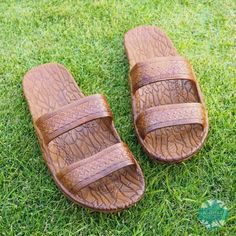 There is a newer version of this item 🤙 The original Pali Hawaii Classic Sandals, our most popular Hawaiian sandal! Also known as the Hawaiian Jesus Sandals & Jandals®, these are great for men & women. Soft flexible sandals feature an air pocket foot bed & two weave-pattern straps. Casual & comfortable, the perfect footwear for your feet. Get genuine OG Pali Hawaii Sandals from Alohaz. Alohaz is an authorized retailer of Pali Hawaii since 1999. Water-friendly Animal-friendly = V Hawaiian Sandals, Hawaii Crafts, Pali Hawaii Sandals, Jesus Sandals, Classic Sandals, Weave Pattern, Tropical Style, Foot Bed, Hawaiian Style