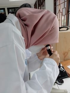 Hijabi Doctor, Female Doctor Aesthetic, College Dump, Stem Girl, Doctor Girl, Cardio Workout Plan, Medical Lab Technician, Forever Song, Medicine Snaps