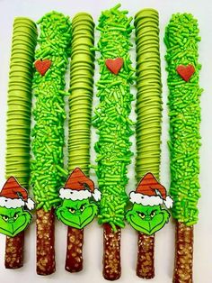 Grinch Dipped Oreos, Grinch Desert Ideas, Grinch Treat Ideas, The Grinch Themed Food, Pretzel Rods Dipped Christmas, Grinch Pretzel Rods, Christmas Pretzel Sticks, Christmas Pretzels Rods, Christmas Dipped Pretzels