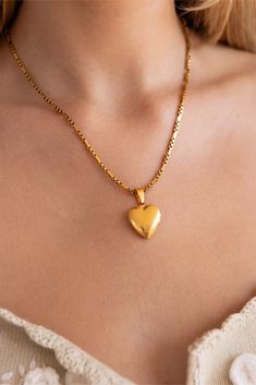 Fall in love with this functioning heart shaped locket. Heart Shaped Locket, Vintage Gold Necklace, Silver Locket Necklace, Gold Locket Necklace, Open Heart Necklace, Jewelry Heart, Heart Locket Necklace, Locket Pendant Necklace, Heart Necklace Diamond