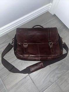 Samsonite Brown Leather Flap Over Saddlebag Briefcase Messenger Laptop Case  | eBay Laptop Briefcase, Laptop Case, Spot On, Saddle Bags, Brown Leather, Bag Accessories, Genuine Leather, Universe, Shoe Accessories