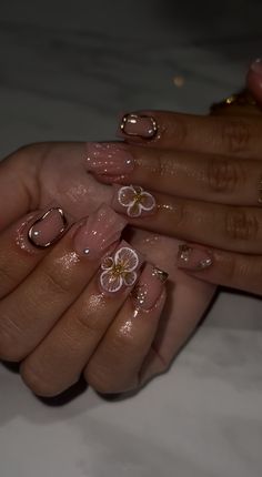 Gel Mani Short Nails Fall Design, Short Acrylic Nails September, Gel Nail Designs Almond Shape Short, Shorties Nail Ideas, Brown Nails And Gold, Fall Nails Shorties, Brown Shorties Acrylic Nails, Cute Winter Short Nails, Short Fall Nails Almond