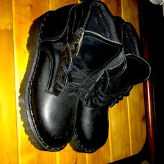 Doc Martens Size 10 Never Worn Padded Collar Boot Black Mens Boots, Shoes Doc Martens, Grunge Shoes, Black Boots Men, Punk Boots, Dr Martens Black, Mens Boots Fashion, Fit Ideas, Swag Shoes