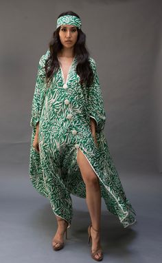 Elegant Green Beach Cover-up Dress, Bohemian Green V-neck Abaya, Green Long Dress For Eid, Long Green Dress For Eid, Traditional Green Dress With Kimono Sleeves, Eid Beach Tunic Maxi Dress, Green Maxi Length Kaftan For Wedding, Flowy V-neck Dresses For Eid, Elegant Floor-length Summer Kurta