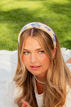 Blue Jasmine Padded Headband - Headband - ANDI Knot Headband Hairstyles For Long Hair, Blue Headband Outfit, Hair Styles With A Headband, Puff Headband Outfit, Hard Headband Hairstyles, Head Band Hairstyles, Hair With Headband, Hairstyles With Headbands, Blue Headband For Summer