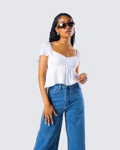 The kind of top that will immediately turn you into a sweetheart 😌 With a flowy design, ruffle sleeves, and ruched front detailing - this babydoll top made from gauze fabric is the perfect summertime staple 🤍 Cute White Tops With Jeans, White Tops For Women Simple, Cute Tops For Fall, Cute Flowy Tops, White Ruffle Top Outfit, Baby Doll Top Outfit, Old Money Tops, Cute Tops With Jeans, Cute Tops For School