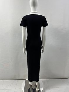 La robe mi-longue en tricot côtelé à manches courtes Lola de Hot Fashionista est une pièce chic et polyvalente qui allie des éléments de design classiques à un confort moderne. Parfaite pour divers contextes, des sorties décontractées aux événements plus formels, cette robe présente un décolleté à col, un tissu en tricot côtelé et une longueur midi flatteuse. Voici les principales caractéristiques qui font de cette robe un choix remarquable :

 Modèle à manches courtes :





 Classique et confortable : les manches courtes offrent un look intemporel, confortable et adapté à diverses occasions.



 Style polyvalent : Idéales à superposer ou à porter seules, les manches courtes offrent un style polyvalent qui fonctionne bien dans différentes saisons.




 Encolure à col :





 Look soigné : Short One Piece, Rib Knit Fabric, Cami Crop Top, Knit Midi, Knit Midi Dress, Outerwear Sweater, Versatile Style, Polished Look, Sleeve Designs