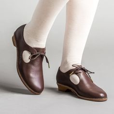 American Duchess: Mary Women's Renaissance Shoes (Brown) 1800s Shoes, Cottagecore Shoes, Medieval Shoes, American Duchess, Wood Heel, Shoes Brown, Dream Shoes, Womens Oxfords, Cute Shoes