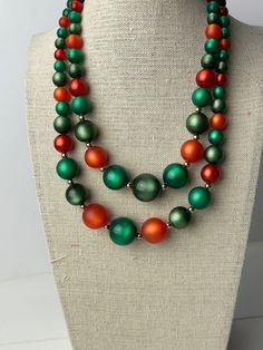 Beautiful vintage necklace.  Signed Coro.  14-16 inches long using the extender Features 2 strands of moonglow graduated plastic beads in green and orange.   Very good condition. Chunky Pearl Necklace, Necklace Orange, Moon Glow, Orange And Green, Wedding Jewellery Necklace, Plastic Beads, Wedding Necklace, Green And Orange, Vintage Necklace