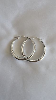 Nyx New 925 silver plated hoop earrings. Diameter 3.3 cm. Weight: 4 g Nyx New hoop earrings silver plated 925. Diameter 3.3 cm. Nyx Nouvelles earrings plaqué 925 silver. Diamètre 3,3 cm. Nyx Nieuwe oorringen verzilverd 925. Diameter 3,3 cm. Nyx Neue Ring Ohrringe versilbert 925. Durchmesser 3,3 cm. Nyx New 925 plated silver pendants. Diameter 3.3 cm. Nyx Novos brincos de argola banhados a prata 925. Diameter 3.3 cm. Silver Hoops Aesthetic, Silver Hoop Earrings Aesthetic, Silver Jewellery Aesthetic, Silver Earrings Aesthetic, Silver Earrings Hoops, Silver Hoops Earrings, Hoop Earrings Aesthetic, Silver Jewellry, Vintage Inspired Earrings