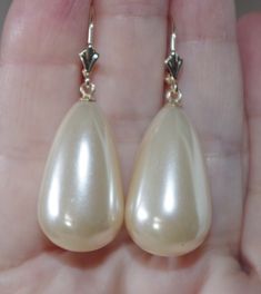 Being offered is a fabulous 14K LARGE WHITE / GOLDEN PERFECT TEAR DROP WHITE / GOLDEN COATED JAPANESE PEARL EARRINGS THESE PEARLS ARE NEW OLD STOCK PEARLS MADE IN JAPAN IN 1950'S THESE OLD STOCK PEARLS HAVE INCREDIBLE LUSTER AND ARE BIG STATEMENT EARRINGS COATED JAPANESE PEARLS ARE FAMOUS MAN MADE PEARLS / QUALITY AND LUSTER THEY ARE NEW OLD STOCK FROM HOBE COMPANY. I HAVE FEW PAIRS. PLESAE SEE PHOTOS. QUALITY PEARL TEAR DROPS. THE WHOLE EARRINGS ARE 42MM / 7.8 GRAMS INCREDIBLE LUSTER AND SHINE Cheap Pearl Charm Teardrop Earrings, Boat Outfits, Big Statement Earrings, Japanese Pearls, Tear Drops, Leverback Earrings, Large Hoop Earrings, Lovely Earrings, Tear Drop