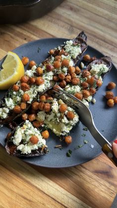 smashed feta zucchini boats Oreo Thins, How To Cook Zucchini, Zucchini Boats, Crispy Chickpeas, Pasta Soup, Peanut Butter Protein, Roasted Chickpeas, Canned Chickpeas