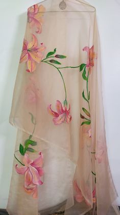 Fabric Paint Designs For Dupattas, Hand Painted Dupatta Designs, Hand Painted Dupattas, Royal Wedding Dresses, Painted Dupatta, Silk Painting Techniques