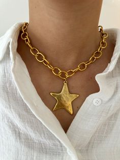 STAR NECKLACE Stackable Gold Necklaces, Sun Inspired Jewelry, Maxamilist Jewelry Gold, Big Jewelry Aesthetic, Statement Pendant Necklace, Chunky Necklace Stack, Necklace Stack Ideas, Jewelry Stacking Necklaces