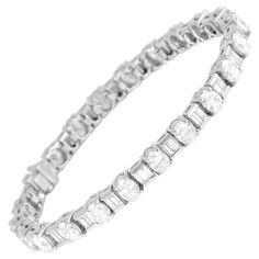 Behold, a tennis bracelet that transcends traditional elegance and offers a unique and captivating twist. This exquisite bracelet is a masterpiece of design and craftsmanship, featuring a captivating pattern that alternates between oval-cut diamonds and pairs of baguette diamonds. It's more than just a piece of jewelry; it's a testament to individuality and sophistication. The alternating pattern of oval-cut and baguette diamonds creates a mesmerizing visual rhythm. The oval-cut diamonds, with t Stunning Aesthetic, Noble Lady, Expensive Diamond, Bracelet Tennis, Antique Bracelets, Luxury Bracelet, Diamond Tennis Bracelet, Diamond Jewelry Designs, Baguette Diamonds