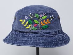 Item: mushroom embroidered bucket hat Material: 100% cotton Size: one size fits most Embroidery: hand made with acrylic thread Free first class shipping, upgradable priority mail service. 30 days return policy, feel confident at your purchase! Grey Bucket Hat, Bucket Hat Embroidery, Jean Bucket Hat, Hand Embroidered Flower, Bone Bordado, Embroidered Bucket Hat, Pretty Hats, Embroidery Hand, Hat Embroidery