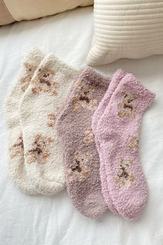 Fuzzy socks with teddy bears. Comes in beige, brown, and pink. Cream Socks, Girly Christmas Gifts, Bear Socks, Fluffy Socks, Gift Inspo, Brown And Pink, Pink Socks, Christmas Baskets, Christmas Inspo