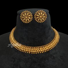 Antique India Gold Choker Necklace Set features exquisite Amrapali jewelry design inspired by traditional South Indian temple art. This 22k gold-plated statement piece showcases intricate craftsmanship, perfect for weddings and special occasions. As a designer creation, it makes a luxurious and memorable gift that embodies timeless elegance. *𝐏𝐑𝐎𝐃𝐔𝐂𝐓 𝐃𝐄𝐓𝐀𝐈𝐋* * Material: Brass * Plating: Gold Plated *𝐃𝐈𝐌𝐄𝐍𝐒𝐈𝐎𝐍𝐒* * Necklace:-Weight: 31 gm, Width: 0.5 Inches, Drop Length: 4.2 Light Gold Necklace Set, 20 Gram Gold Necklace Designs, Gold Designs Jewellery India, Gold Choker Designs Indian, Gold Jewellery Design Necklaces Indian, Gold Set Designs Jewelry Unique, South Jewellery Designs, South Indian Gold Necklace Designs, Unique Gold Necklace Designs