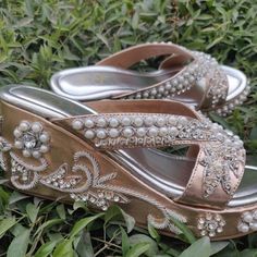 The perfect wedding shoes for you princess! Zebba Plata party platform heels are the ultimate indulgence. Our unique designs are authentically handcrafted in India in traditional zardozi embroidery. Let yourself style in the best colors in the shoe selection in our online boutique. Customize these in the color of your choice. Enjoy free shipping worldwide! Sandals For Wedding, Indian Wedding Shoes, Perfect Wedding Shoes, Zardozi Embroidery, Heels For Women, Indian Designer, Indian Design, Platform Heels, Wedding Shoes