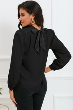 Unleash your inner wanderlust with our TRAVELING GYPSY blouse! The eye-catching color blocking adds a stylish pop, while the bow knot back detail adds a feminine touch. The mock neck provides a sophisticated and elegant look, making it the perfect choice for any occasion. Versatile, chic, and playful - this blouse is a must-have for any fashion-forward traveler! OUR SIZE CHART HACK! WE USE THESE ICONS AS A GUDIE TO INFORM OUR CUSTOMERS HOW THE MEASURMENTS COMPARE TO A STANDARD U.S. SIZE CHART SO YOU CAN MAKE THE BEST DECSION WHEN ORDERING. 🔷Runs True ⏹️Runs Small 🌗In between 🟡Runs Large 🌀Junior Size 🅾️One Size Size Chart (INCH) 🔷 Sizes Bust Shoulder Sleeve Length Hem S 42.5 14.0 24.2 23.6 47.2 M 44.9 14.6 24.6 24.4 49.6 L 47.2 15.2 25.0 25.2 52.0 XL 50.4 16.0 25.4 26.0 55.1 2XL 53.5