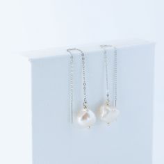 • Sold as a pair• Material: High Quality Sterling Silver 925• Finish: Sterling Silver 925 | 18K Gold• Length of the earrings: 11 cm• Size of the pearl about 12 mm Minimalist geometric design, these earrings are truly timeless and suitable for everyday wear. Keshi Pearl Earrings, Pearl Threader Earrings, Ear Threader, Earrings Pearl, Gold Piece, Keshi Pearls, Threader Earrings, Pearl Drop, Geometric Design