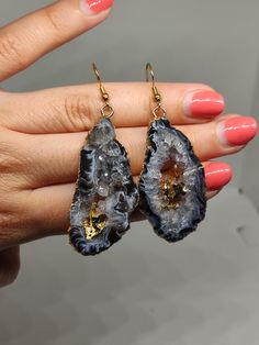 Give the gift of wonder with our Large Geode Earrings. These stunning pieces feature real geodes, each a natural masterpiece, capturing the beauty of crystalline formations. Make a statement with this unique gift that reflects the Earth's artistry 🔸Hypoallergenic  🔸40mm  stone size 🔸Color may vary according to lighting 🔸Gold filled We offer  🔸Fast shipping  🔸Free shipping  🔸Polishing cloth 🔸Free item with orders of 100€ 🔸Gift box 🎁 🔸Great customer service Agate Gemstone Dangle Earrings, Agate Drop Earrings Gift, Agate Drop Earrings As A Gift, Agate Gemstone Earrings Gift, Agate Drop Earrings For Gift, Agate Gemstone Earrings For Gifts, Gold Agate Gemstone Earrings, Agate Gemstone Drop Earrings, Unique Agate Dangle Earrings