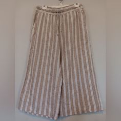 Banana Republic Striped Wide Leg Cropped Sizem, Ligh Tan Cream, Pockets Side High Waist, Elastic Waist. Mat: 55% Linen, 45% Rayon. Inseam: 21" Inch Aprox. Waist: 15.3" Inch Aprox. Waist To Tail: 14.2" Inch Aprox. Nwt. Good Condition Beige Bohemian Pants For Day Out, Bohemian Beige Pants For Day Out, Beige Pants For Beach Season Loungewear, Casual Cream Pants For Vacation, Beige Relaxed Fit Bottoms For Beach Season, Relaxed Fit Beige Bottoms For Beach Season, Beige Summer Loungewear Pants, Cream Cotton Bottoms For Beach Season, Beige Summer Pants For Beach Season