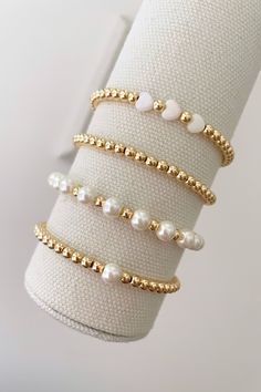 Pearl Bracelet With Words, Gold Bracelets Beads, Stretch Pearl Bracelets, Good Beaded Bracelets, Pearl Stack Bracelets, Pearl And Gold Bracelet Stack, Pearl And Bead Bracelet, Gold Bead Bracelet Ideas, Clean Girl Bracelets