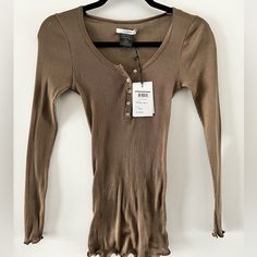 Isabel Etoile Marant Tee Shirt Lamylic Henley Longsleeve - Khaki Color - Medium Size - Never Worn. 100% Cotton. Shirt Fits Tight When Putting On, So Feels More Like A Small But Stretches A Lot. Linen Long Sleeve Top, Jersey Turtleneck, Christmas Clothes, Striped Long Sleeve Tee, Henley Shirt, Shirt Fits, Khaki Color, Henley Shirts, Striped Linen