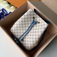 Louis vuitton NeoNoe MM Bucket Bag Damier Azur Canvas Bleuet Blue For Women, Women’s Handbags, Shoulder And Crossbody Bags 10.2in/26cm LV N40153 Rep 1:1 This limited edition of the NéoNoé bucket bag in Damier Azur canvas captures the very spirit of summer with its pastel trim and colorful coordinated lining. It will bring a sunny, seasonal touch to any beach-to-city outfit, either slung over the shoulder or worn cross-body, thanks to the removable, adjustable strap. Size: 26 x 26 x 17.5 cm Louis Vuitton Capucine, Lv Neonoe, Néonoé Mm, Louis Vuitton Neonoe, Bv Bag, Bottega Veneta Shoulder Bag, Evening Clutch Bag, Tote Backpack, Kids Bags