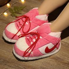 Jordan Rose, Nike Slippers, Fluffy Shoes, Dr Shoes, Cute Slippers, Sneakers Looks, Cute Nike Shoes, Fabric Shoes, Cute Nikes