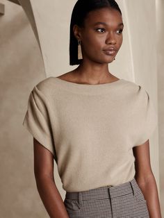 Natasha Lightweight Cashmere Top | Banana Republic Classic Tops For Women, Nadaam Cashmere, Banana Republic Outfits, Cashmere Sweater Outfit, Modern Minimalist Fashion, Back To School Styles, Fall Fashion Colors, Fall Fashion Week, Vision 2024