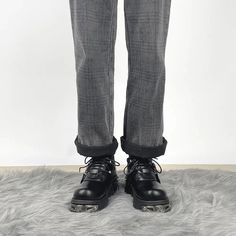 Diese Stiefel im Grunge-Stil sind aus Kunstleder gefertigt und haben eine robuste Gummisohle, ergänzt durch silberne Accessoire-Details auf der Plateausohle. Sie sind eine stilvolle Wahl für alle, die ihrer Streetwear einen coolen und lässigen Touch verleihen möchten. Grunge-Ästhetik Kunstleder Gummi-Außensohle Silbern Alternative Black Lace-up Boots With Chunky Platform, Grunge Leather Lace-up Boots For Concerts, Streetwear Lace-up Combat Boots With Rivets, Trendy Streetwear Platform Boots With Metal Feet, Trendy Platform Boots With Metal Feet For Streetwear, High-top Platform Moto Boots For Streetwear, Grunge Martin Boots With Chunky Platform And Round Toe, Edgy Winter Martin Boots With Chunky Platform, Trendy Chunky Platform Boots For Streetwear