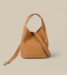 Faites une déclaration de mode avec ce sac seau en cuir chic. Conçu avec une petite pochette et une bandoulière réglable, ce sac à main spacieux pour femme est confectionné en cuir de première qualité. Passez sans effort du jour au soir avec ce sac à bandoulière polyvalent.

 MATÉRIEL - Fabriqué à 100% en cuir fendu de vachette de haute qualité, de couleur unie, agréable au toucher, délicat et durable. Les pièces de quincaillerie sont constituées de quincaillerie épaisse moulée et de quincaille Leather Saddle Shoulder Bag With Metal Hardware, Smooth Grain Top Handle Bucket Bag For Work, Fall Shoulder Bag With Metal Hardware And Double Handle, Bucket Satchel With Detachable Strap, Smooth Grain Bucket Shoulder Bag For Work, Brown Smooth Grain Bucket Bag For Work, Rectangular Smooth Grain Bucket Bag For Work, Modern Bucket Bag With Metal Hardware For Daily Use, Leather Satchel Shoulder Bag With Metal Hardware