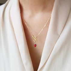 ♥ Custom oval birthstone toggle necklace with dainty paperclip chain. ♥ The matching earrings available from following link. https://www.etsy.com/listing/1657152248 ♥ Material - Gold plated over brass chain, 316L Stainless steel toggle, Glass stone ♥ Necklace length - 12 ~ 20 inches ♥ Pendant Measurement - H. 13mm x W. 8mm ♥ All the jewelry comes with gift wrap ♥ Please check the shop policy and FAQs before you buy the products. Paperclip Chain Necklace, Toggle Necklace, Nana Gifts, Trombone, Brass Chain, Necklace Gift, Wedding Necklace, Bridesmaid Gift, Necklace Length