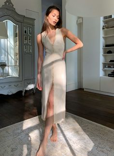 This is a button-front tank dress with a V-neckline and a body-hugging fit. It's made from shiny ribbed fabric with a hint of stretch. Sommer Strand Outfit, Quoi Porter, Looks Street Style, Button Front Dress, Diy Couture, Mode Inspo, Ribbed Fabric, A Dress, Look Cool