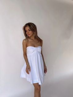 White Mini Backless Dress For Day Out, Summer White Mini Backless Dress, Flirty White Mini Dress With Straight Neckline, White Mini Backless Dress For Spring, Flirty White Dress With Straight Neckline, Flirty Dress With Straight Neckline For Day Out, Sundress Style Backless Mini Dress For Brunch, White Fitted Backless Dress With Sweetheart Neckline, White Flirty Mini Length Backless Dress