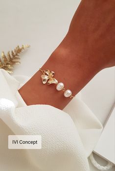 This elegant pearl bracelet is made of two beautiful white freshwater pearl and 18k gold plated flower link. this bracelet is adjustable, Our Elegant pearl bracelet is great for a bridesmaid gift, Christmas gift, Birthday gift, Bridal Gift.          Each bracelet will be packed in beautiful gift boxes with ribbons and our company tags. Dainty Pearl Bracelet, Fertility Bracelet, Pearl Bracelet Wedding, Bracelet Pearl, Bracelet Dainty, Freshwater Pearl Bracelet, Bridal Gift, Pearl Design, Bridal Bracelet