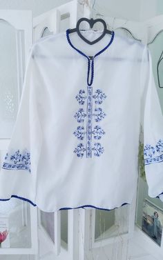 Vintage: very old blouse from Greece.... embroidered Nostalgic blouse, farmers BLOUSE with embroidery on the neckline and sleeves long sleeve Embroidered in blue tones typical embroidery from Greece Machine embroidered Fantastically beautiful in a straight shape At the neckline there is an eyelet for closure The ends are decorated with dark blue border Light cotton For size S/meter (see measurements below) In white Dimensions: total length 62 cm, from armpit to armpit 44 cm, Sleeve length 41 cm Traditional Embroidered Tunic Peasant Top, Bohemian Long Sleeve Peasant Top With Embroidered Border, Folk Style Embroidered Long Sleeve Peasant Top, Embroidered Long Sleeve Folk Peasant Top, Folk Style Long Sleeve Blouse With Motif, Folk Style Long Sleeve Peasant Top With Embroidered Sleeves, Traditional White Peasant Top With Intricate Embroidery, Folk Blouse With Motif And Long Sleeves, Folk Style Long Sleeve Embroidered Top With Motif