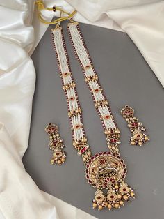 This Rajwadi Bandhai necklace is not just a piece of jewelry; it carries with it a rich heritage and cultural significance. With its timeless allure this necklace features layers of rice pearl piroyi with gold embellishments studded with colored stone tukdis, cluster & gold beads. Matching earrings included. Statement Jewelry. Perfect for any occasion.   WHAT GOES IN  👉🏻Copper Brass alloys. 👉🏻Necklace length: 26" & Drawstring Adjustable. ✅Check other styles available in our store https://www.etsy.com/shop/KKsCulture ✅ SHIPPING & TURNAROUND  👉🏻Please check item dispatch times before placing order. 👉🏻Please allow 1-2 business days for item to be dispatched. All shipments come with valid USPS tracking number.  👉🏻All pre / custom orders will take approximately 3 weeks. 👉🏻We use USP Rani Haar, Kundan Necklace Set, Kundan Necklace, Gold Embellishment, Colored Stone, Indian Wedding Jewelry, Kundan Necklaces, Jewelry Statement, Gold Beads