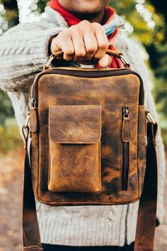 Man in jumper showing a leather bag Leather Bag Tag, Leather Shoulder Bag Men, Leather Messenger Bags, The Perfect Man, Leather Messenger Bag Men, Mobile Wallet, Bags For Men, Brown Handbag